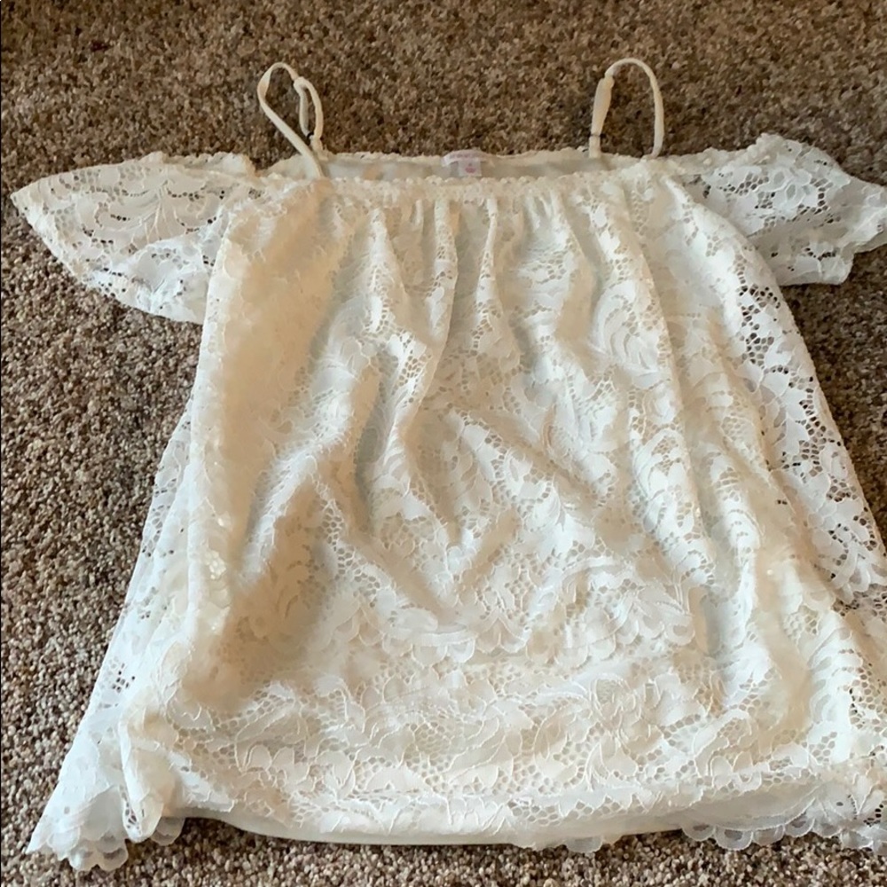 white lace tank with off the shoulder sleeves